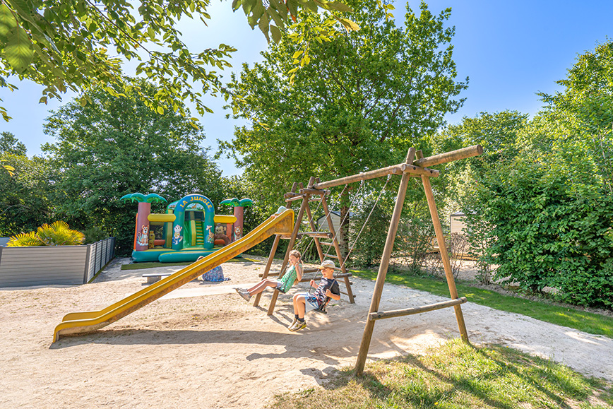 aire de jeux et chateau gonflable pour les petits