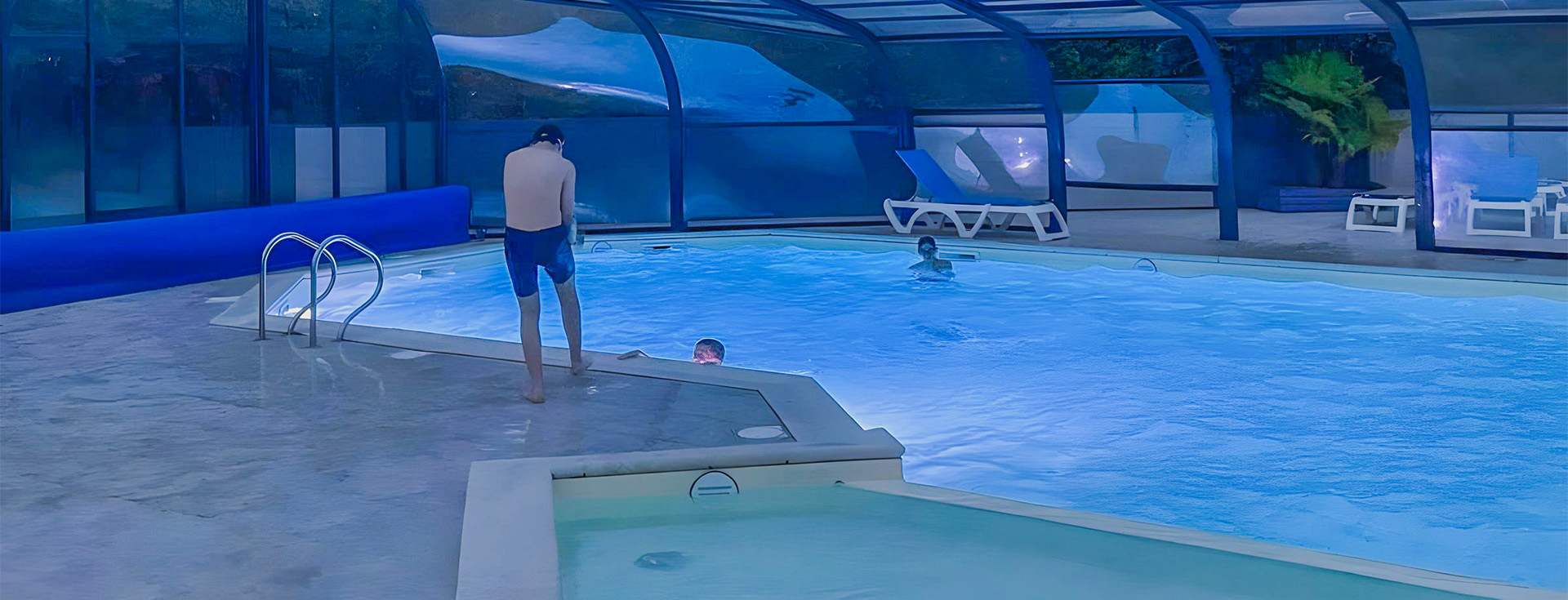 nocturnes enjoy the swimming pool in the evening