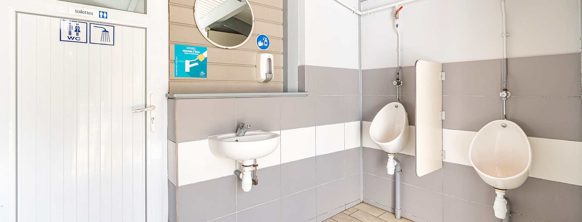 sanitaires de qualite avec acces pmr et espace bebe